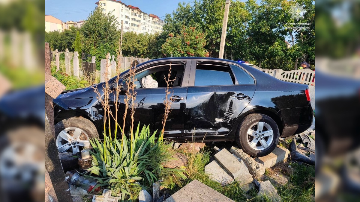 Водій у стані алкогольного сп'яніння врізався в огорожу кладовища у Крихівцях