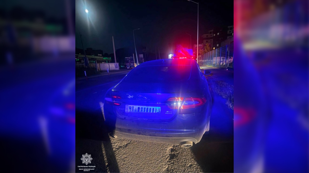 Франківські патрульні зупинили 44-річну водійку Jaguar із підробленими правами