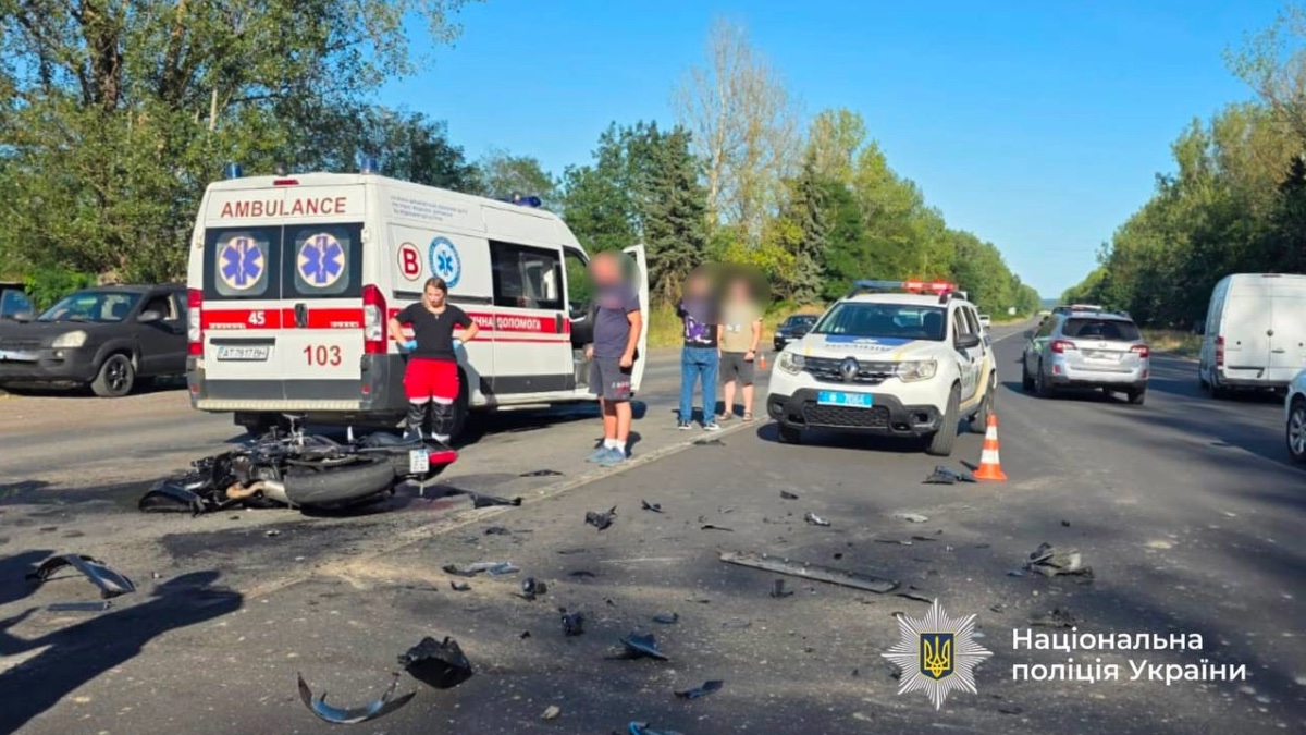На вулиці Тисменицькій в Івано-Франківську відбулося смертельне зіткнення Mercedes-Benz Sprinter та мотоцикла