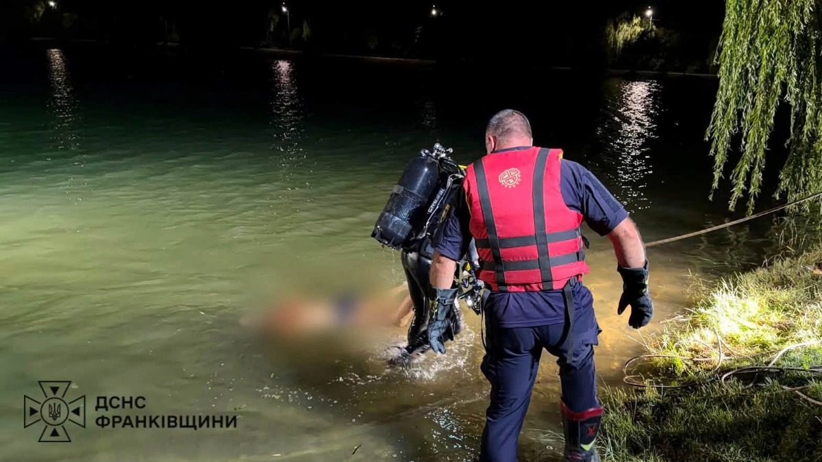 На міському озері в Надвірній водолази підняли з води тіло чоловіка.