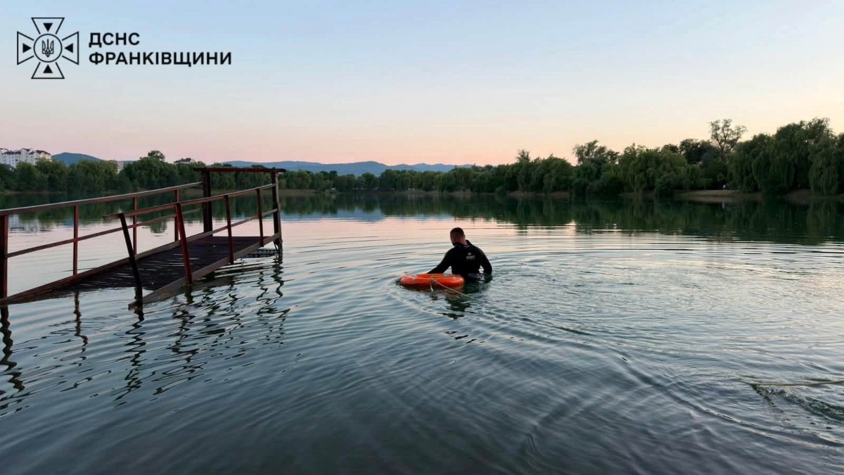 На міському озері в Надвірній водолази підняли з води тіло чоловіка.