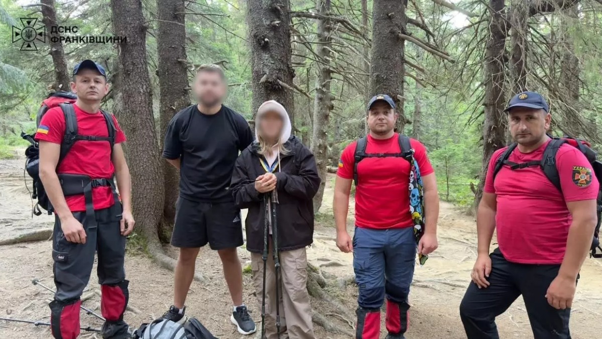 Прикарпатські рятувальники допомогли туристці, якій стало зле під час спуску з Говерли
