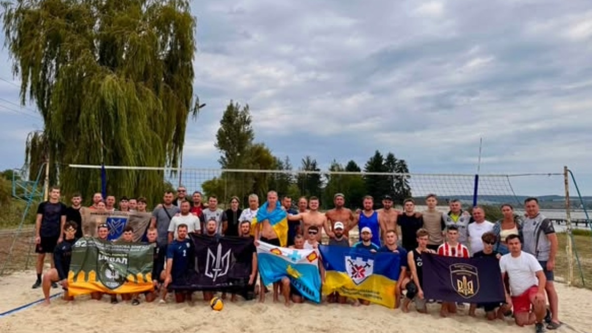 У Бурштині провели турнір з паркового волейболу на честь захисників України