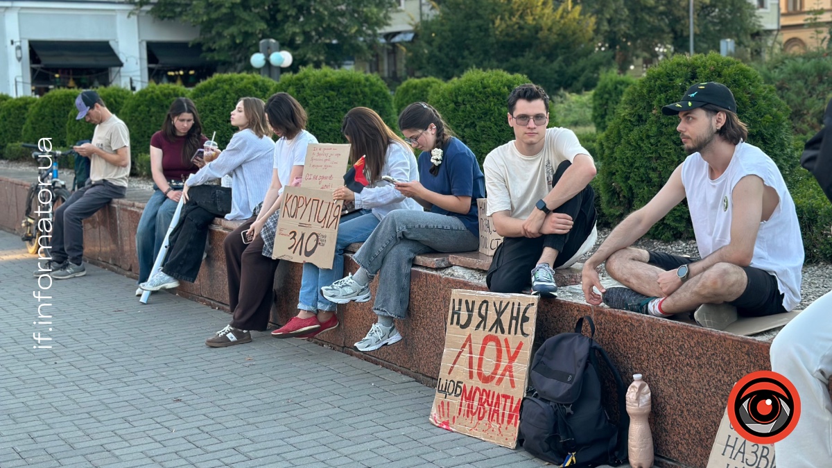 Мітинг в Івано-Франківську після обрання Євгенія Хмари міністром оборони 19 серпня 2026 року. Фото: Олександра Сухарник
