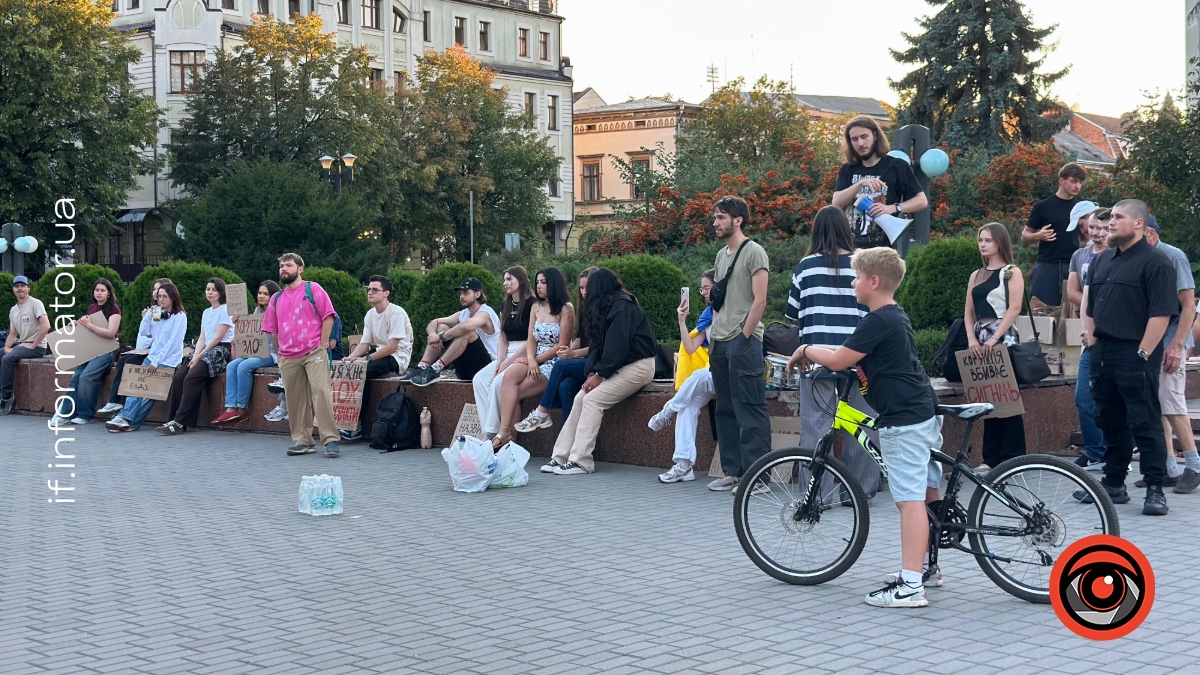 В Івано-Франківську мітингувальники зібралися після обрання Євгенія Хмари міністром оборони