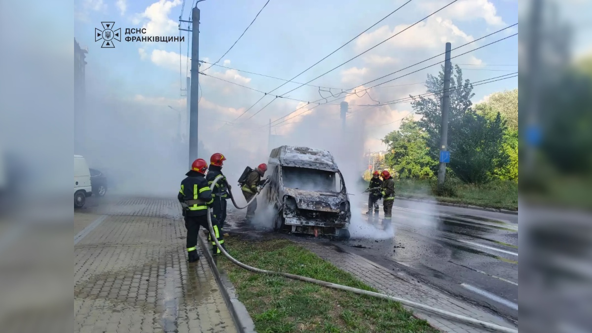 На вулиці Івасюка в Івано-Франківську ліквідували загоряння автомобіля