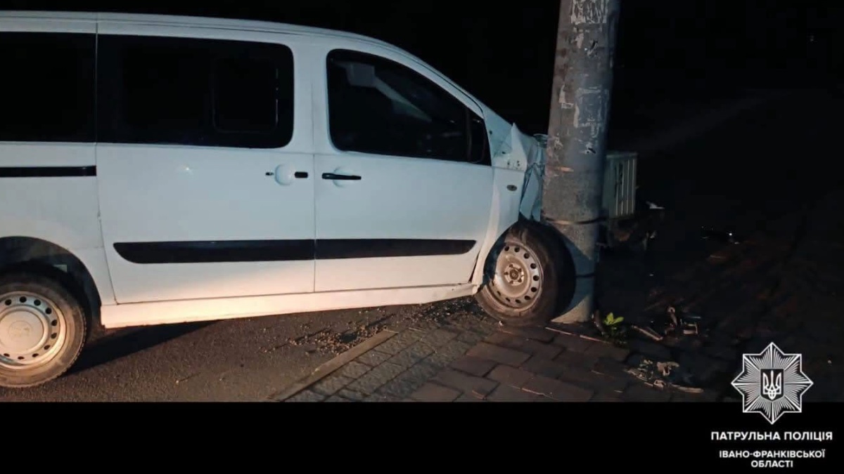 На вулиці Мазепи у Франківську водій з ознаками сп'яніння врізався в електроопору