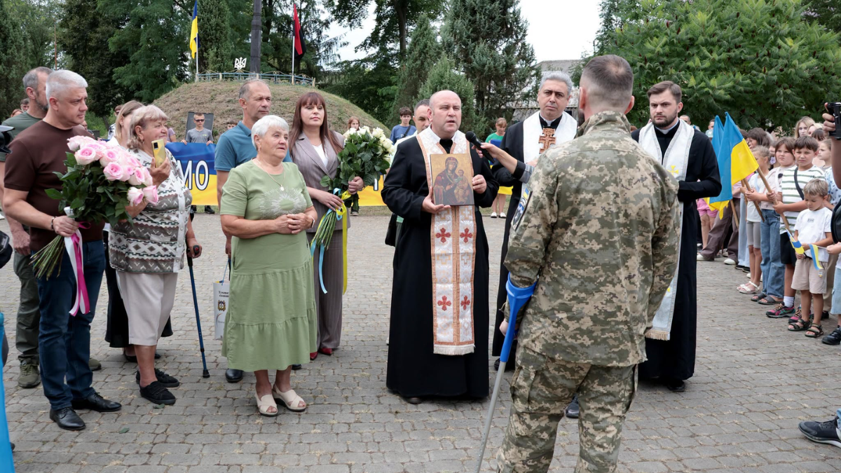 У Тисменецькій громаді зустріли з полону воїна Руслана Костюка
