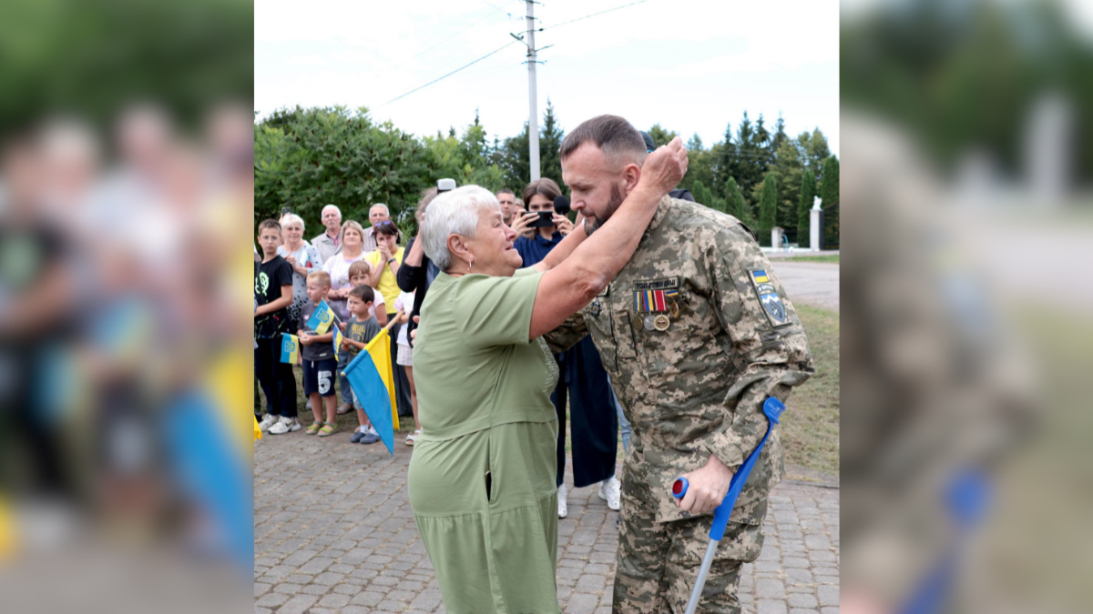 У Тисменецькій громаді зустріли з полону воїна Руслана Костюка