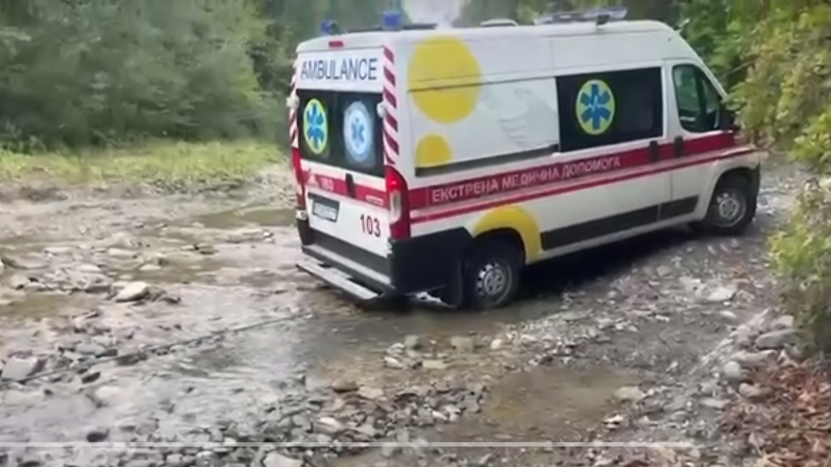 Не могли дістатися місця виклику: прикарпатські рятувальники відбуксирували авто «швидкої»