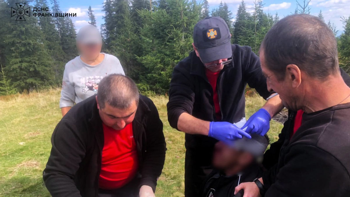 17 вересня поблизу гори Кукул, що неподалік селища Ворохта Надвірнянського району, чоловік упав із гойдалки та травмувався.