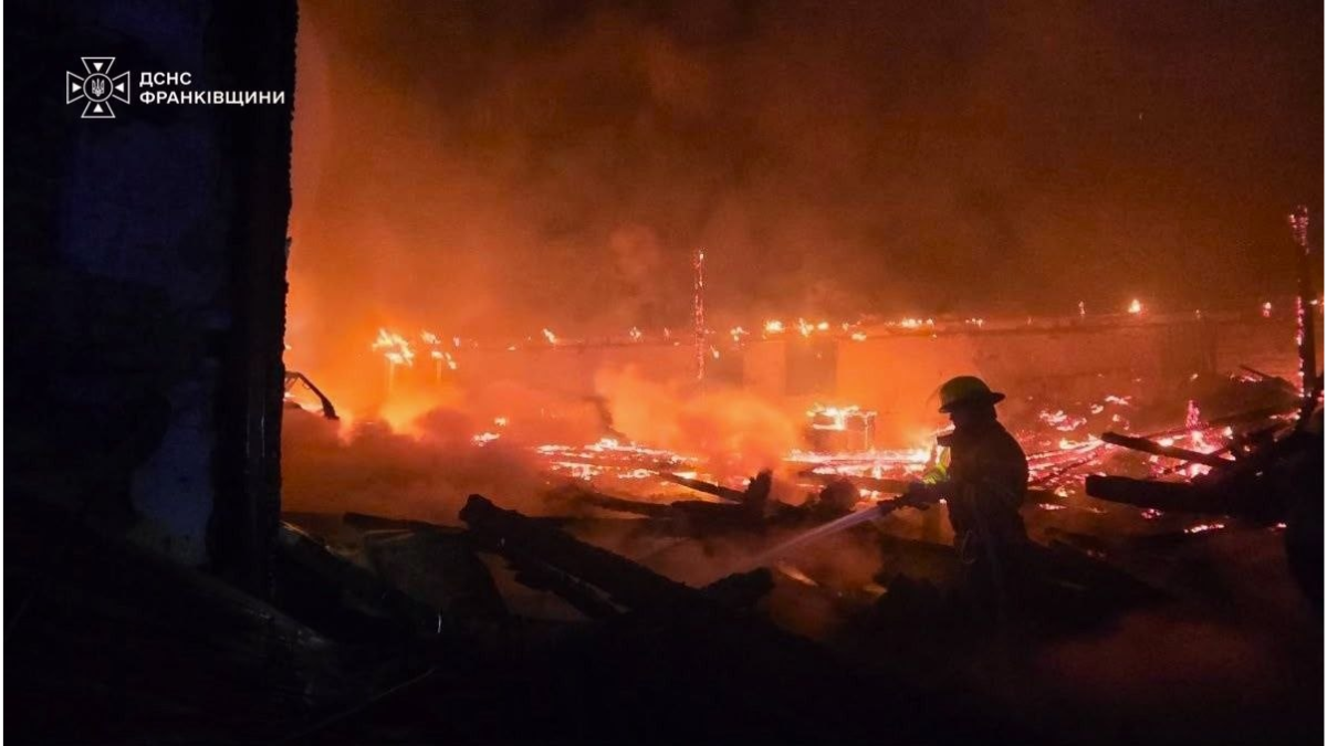 У Надвірній рятувальники погасили пожежу на території складу
