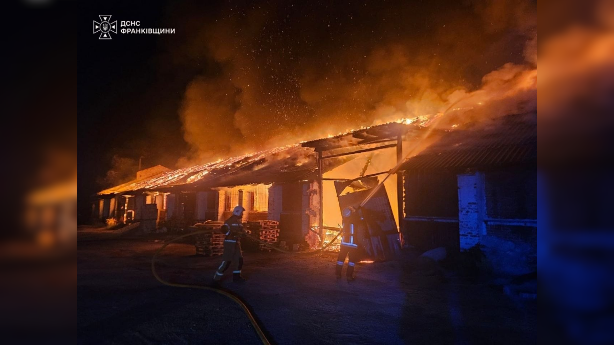 У Надвірній рятувальники погасили пожежу на території складу