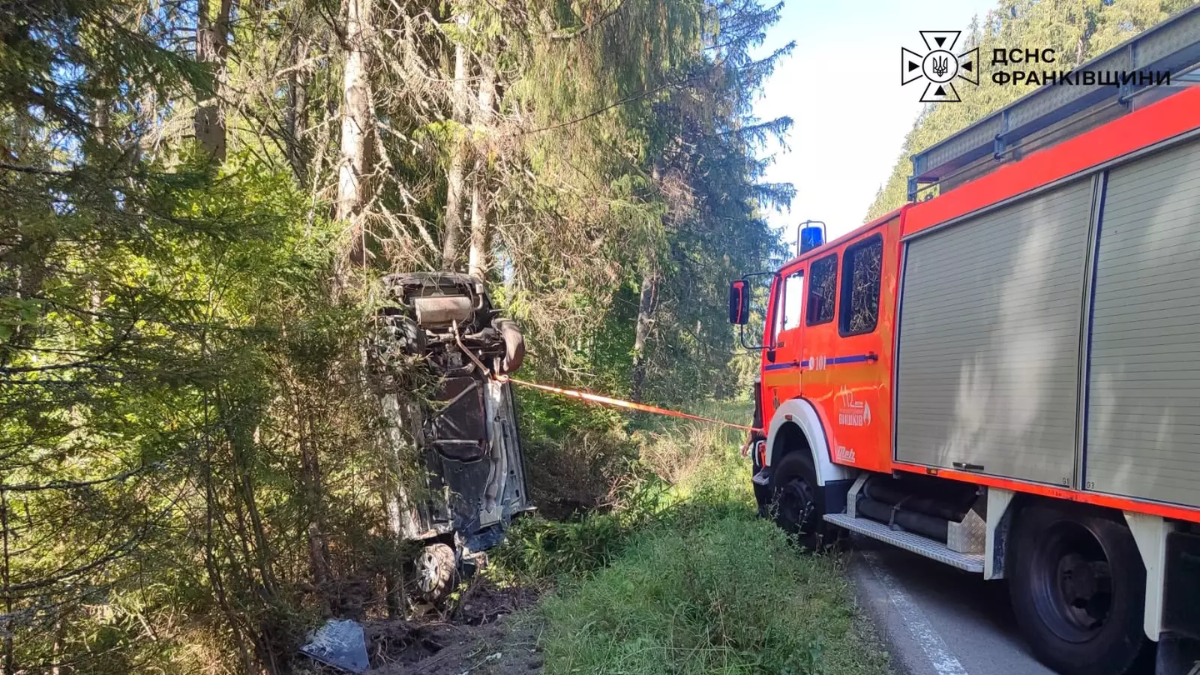 На Франківщині автомобіль з’їхав у кювет і перекинувся
