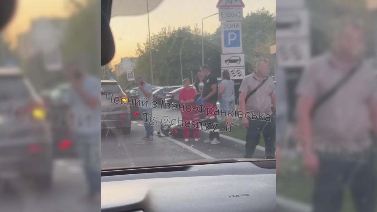 У Франківську скутер врізався у легковик