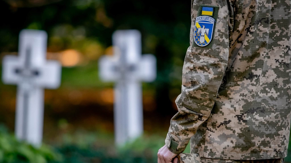 У Франківську під час «Дзвону памʼяті» рідним полеглих бійців передали посмертні нагороди