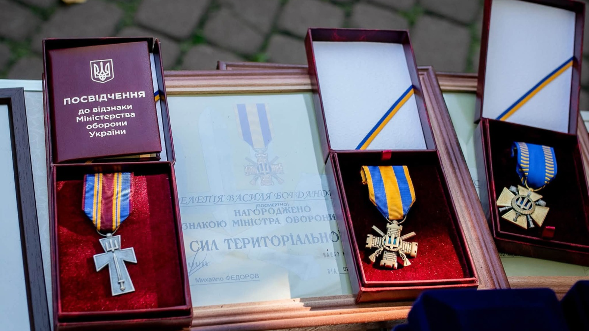 У Франківську під час «Дзвону памʼяті» рідним полеглих бійців передали посмертні нагороди