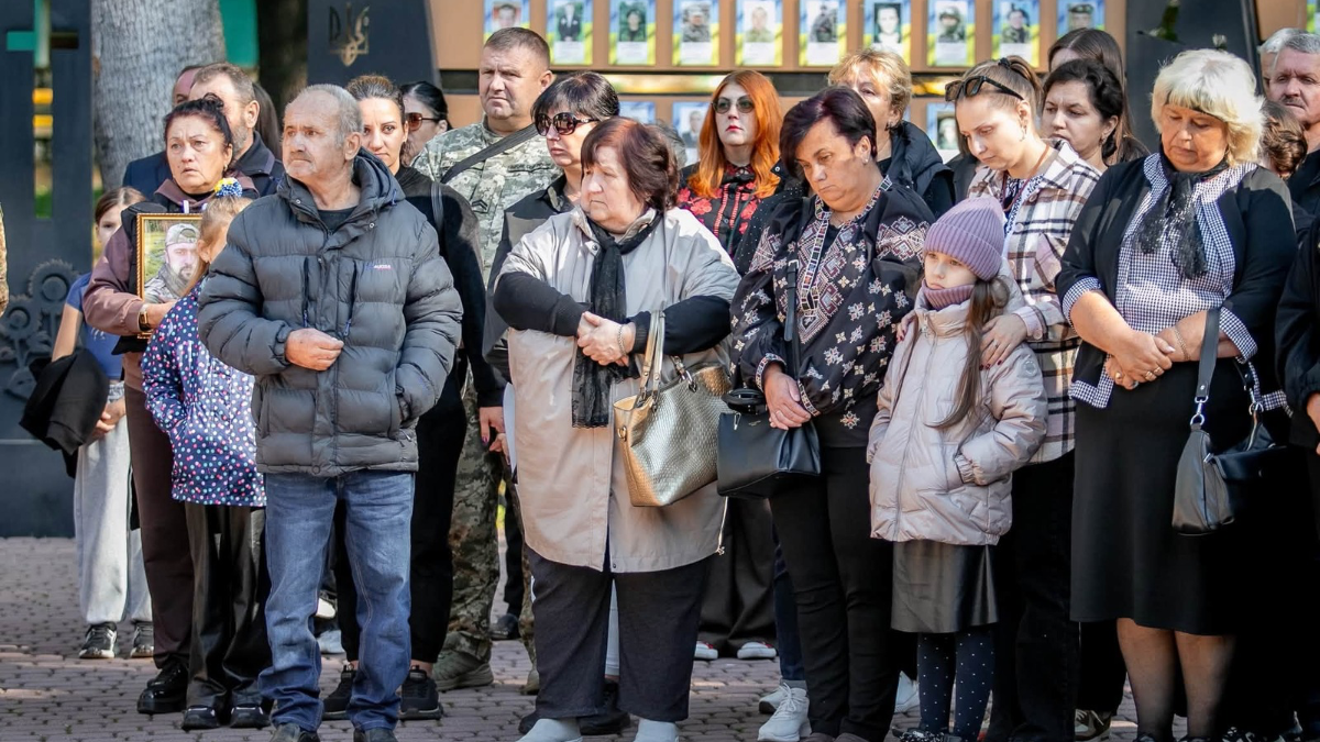 У Франківську під час «Дзвону памʼяті» рідним полеглих бійців передали посмертні нагороди