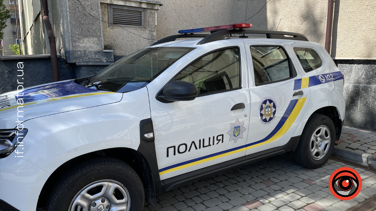 водій наїхав на припарковану автівку і зелені насадження