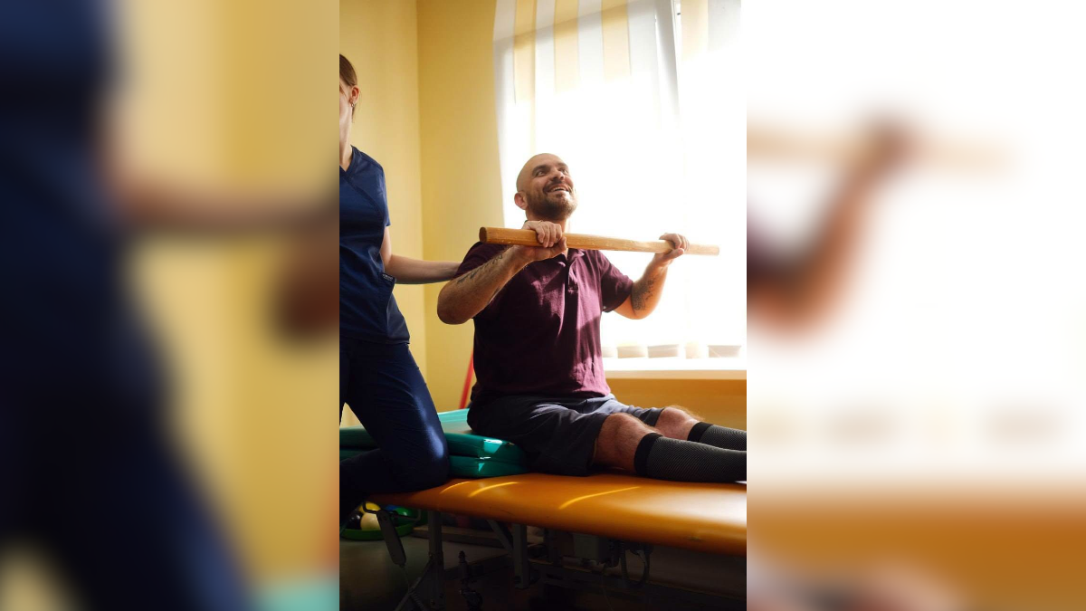 «Я помітив, як ноги “впали“ поруч зі мною»»: історія бійця Дмитра Оніщенка, який відновлюється в обласній лікарні Івано-Франківська