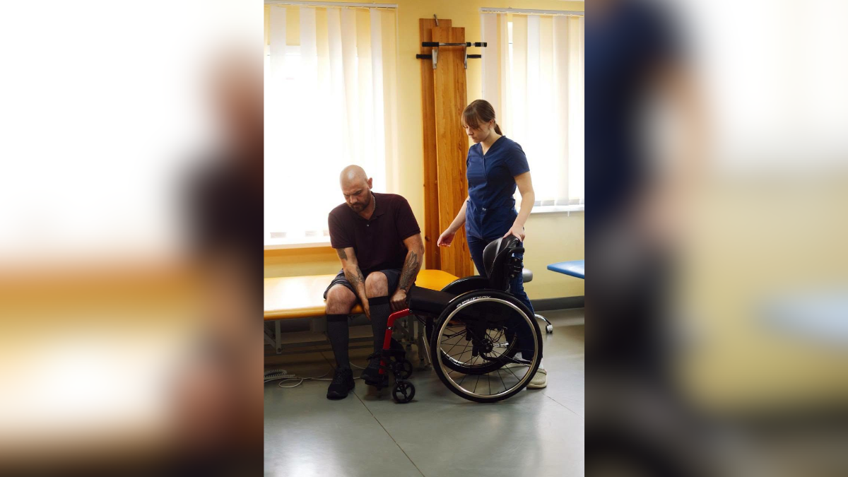 «Я помітив, як ноги “впали“ поруч зі мною»»: історія бійця Дмитра Оніщенка, який відновлюється в обласній лікарні Івано-Франківська