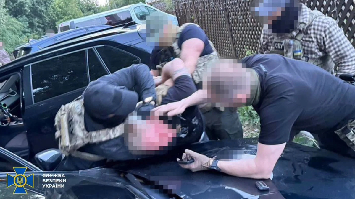 На Прикарпатті зловмисники планували підірвати адміністративну будівлю ТЦК. Теракту вдалося запобігти, а вибух — імітували.