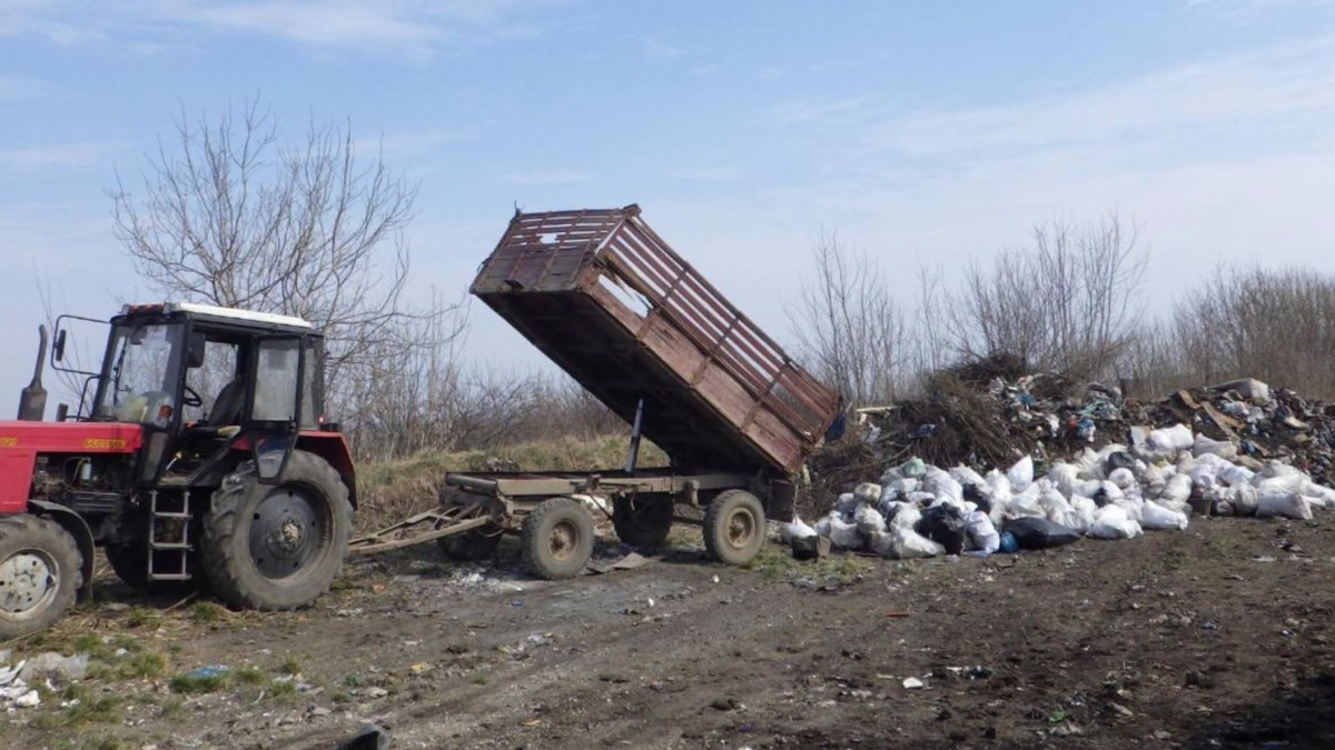 На Франківщині посадовець селищної ради організував схему з вивезенням сміття
