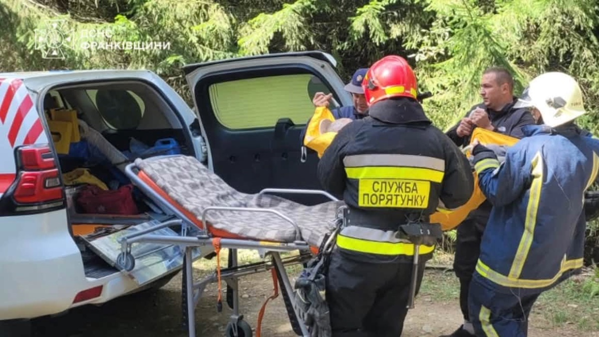 Допомога постраждалому водію. Фото: ГУ ДСНС України в Івано-Франківській області