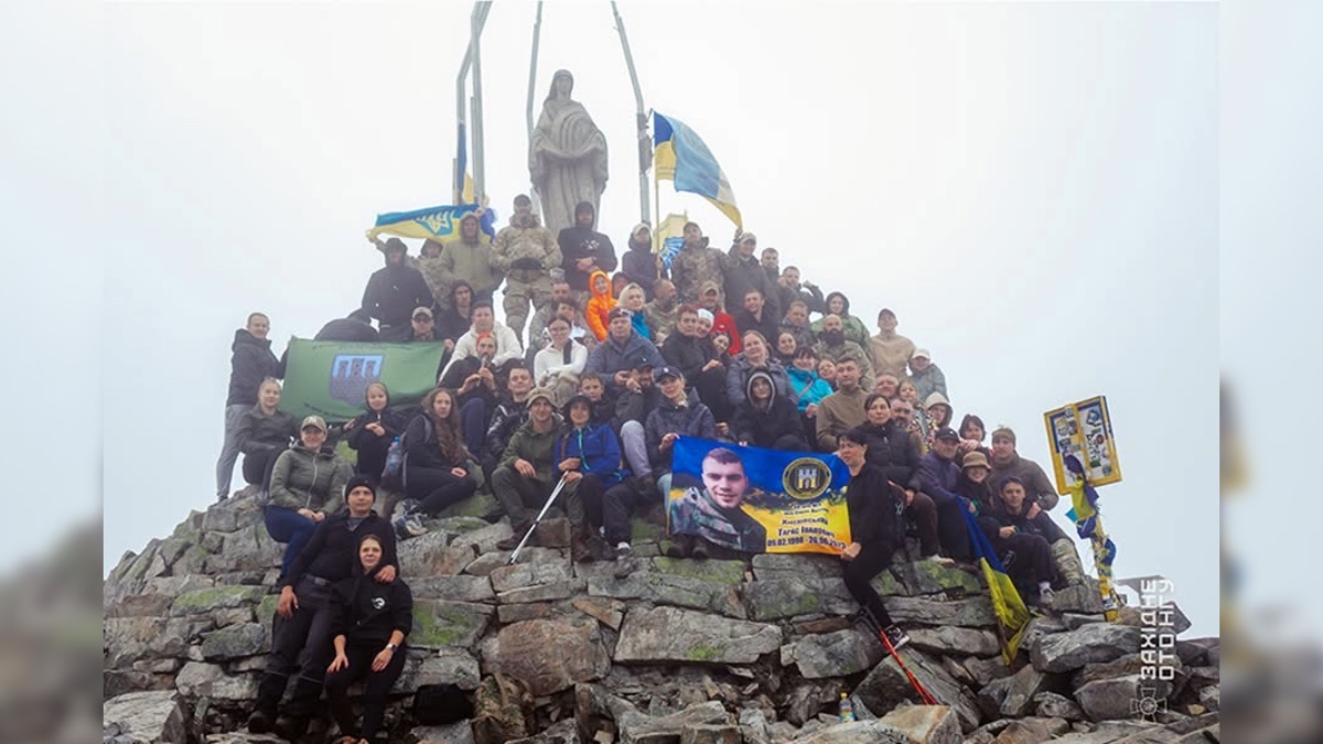 Сходження на гору Хом'як у Карпатах військовослужбовців та рідних полеглих бійців. Джерело: 50 полк імені полковника Семена Височана Національної гвардії України