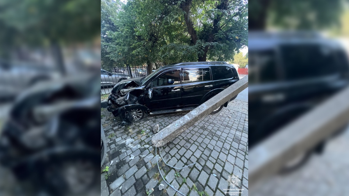 У Франківську 21-річний нетверезий кермувальник Mitsubishi врізався в електроопору