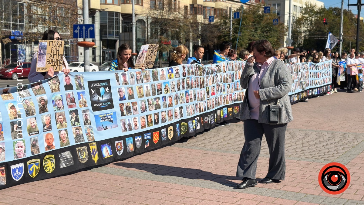 В Івано-Франківську рідні полонених та зниклих безвісти захисників разом із небайдужими громадянами взяли участь у мирній акції-нагадуванні