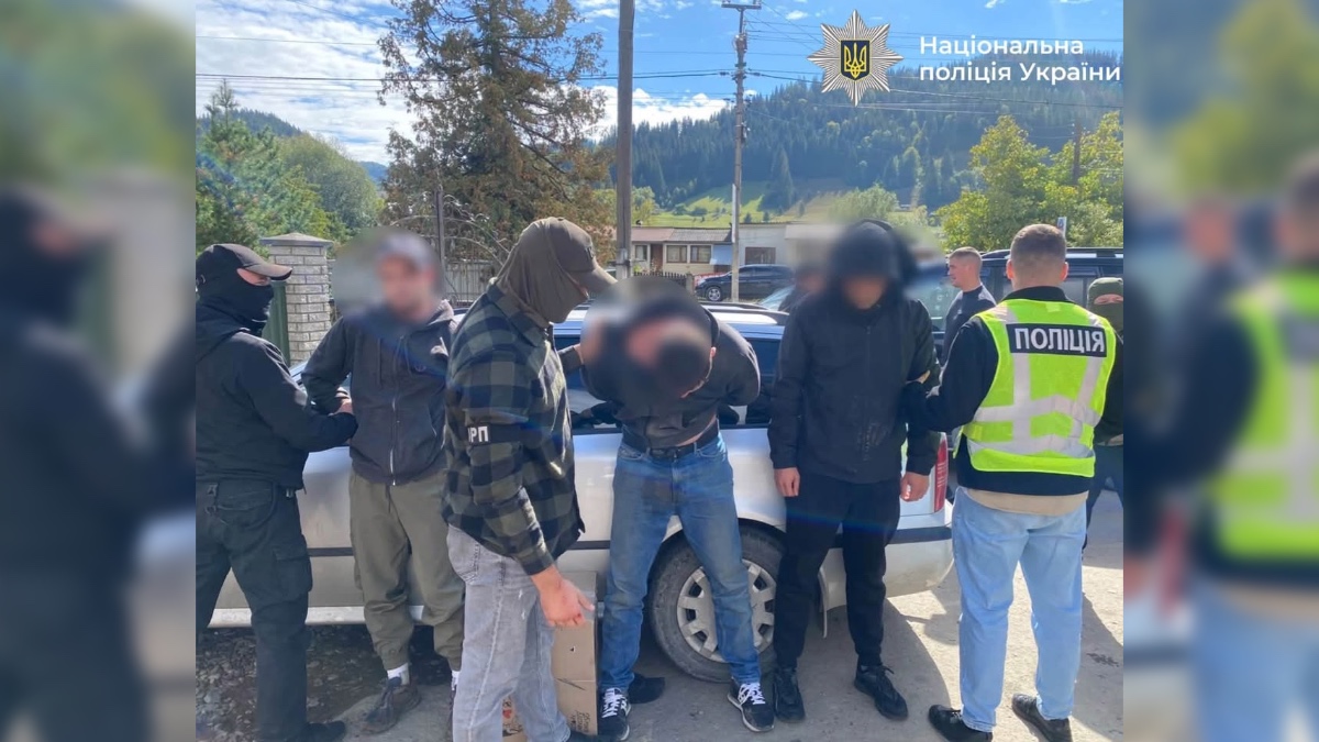Затримання 23-річного організатора каналу незаконного перетину кордону. Фото: поліція Івано-Франківської області
