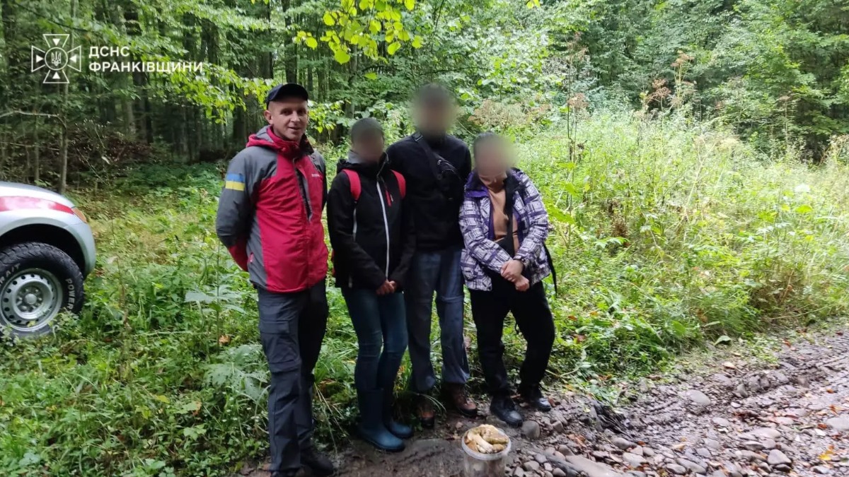На Прикарпатті рятувальники допомогли групі грибників, які заблукали в лісі