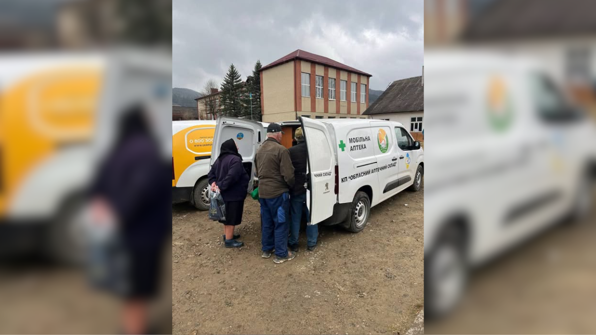 На Прикарпатті продовжують роботу виїзні мобільні аптеки: графіки виїздів