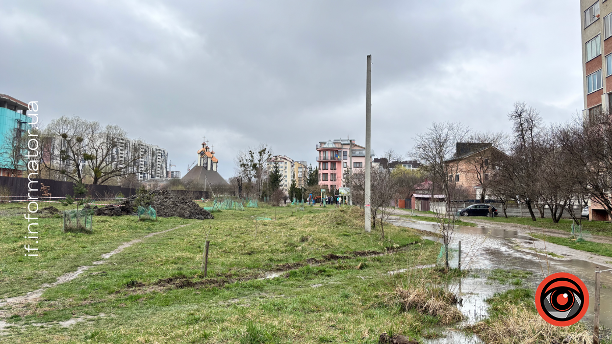 В Івано-Франківську оголосили тендер на будівництво вулиці Проєктної, 1, яка мала б з’єднати вулиці Гурика та Ленкавського через зелену зону між житловими будинками та озером