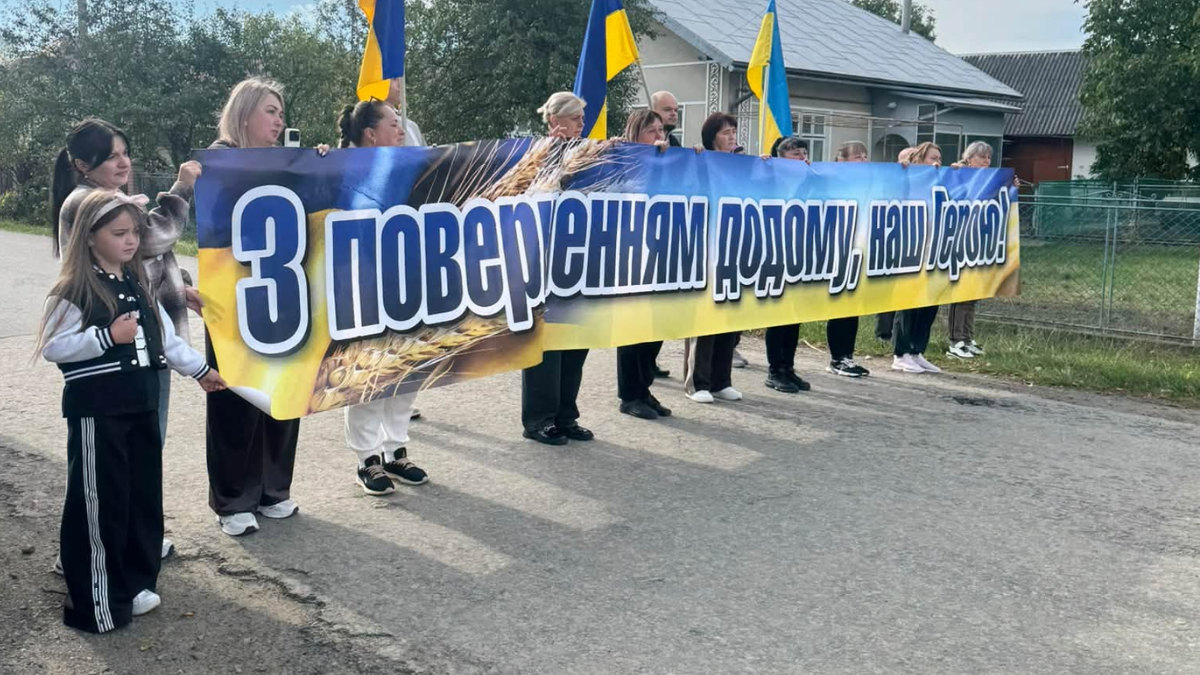 На Надвірнянщині зустріли звільненого з полону бійця Михайла Нагорняка