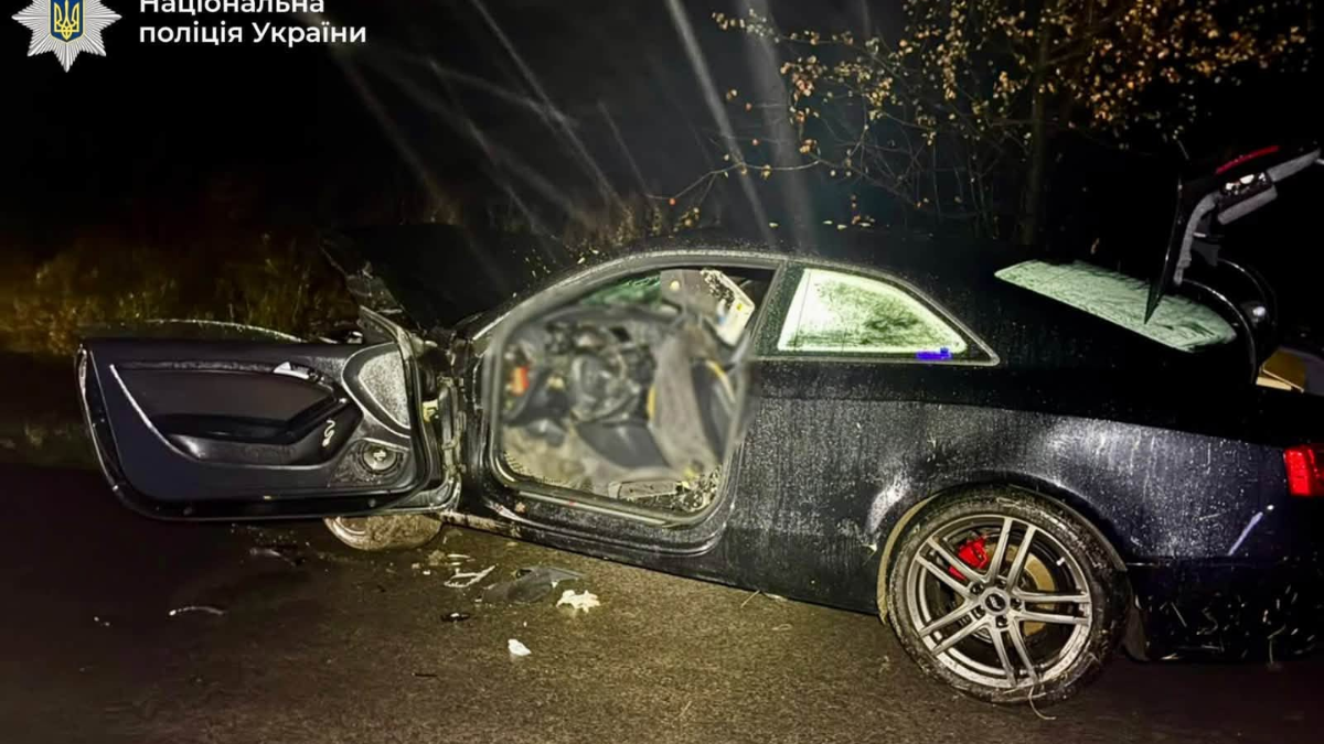 На Прикарпатті легковик злетів у кювет і врізався в бетонну трубу