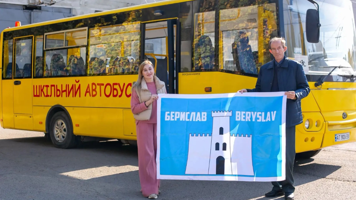 Івано-Франківська громада передала шкільний автобус для дітей із прифронтової території Херсонщини