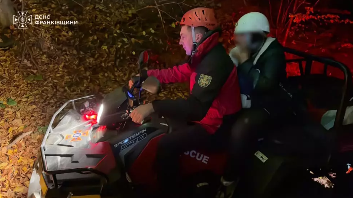 25 жовтня поблизу села Чорний Потік Надвірнянського району в гірській місцевості заблукала жінка
