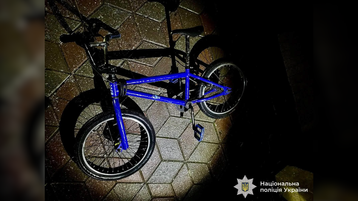 На Прикарпатті 12-річний велосипедист врізався у легковик: його госпіталізували