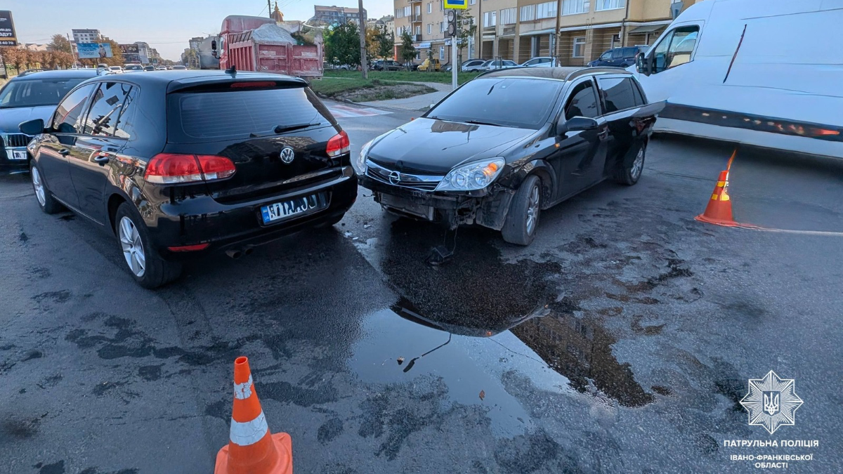 На вулиці Богдана Хмельницького у Франківську сталася ДТП за участі трьох авто