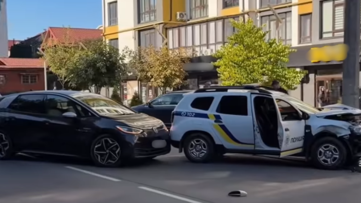У Франківську легковик врізався у поліцейське авто