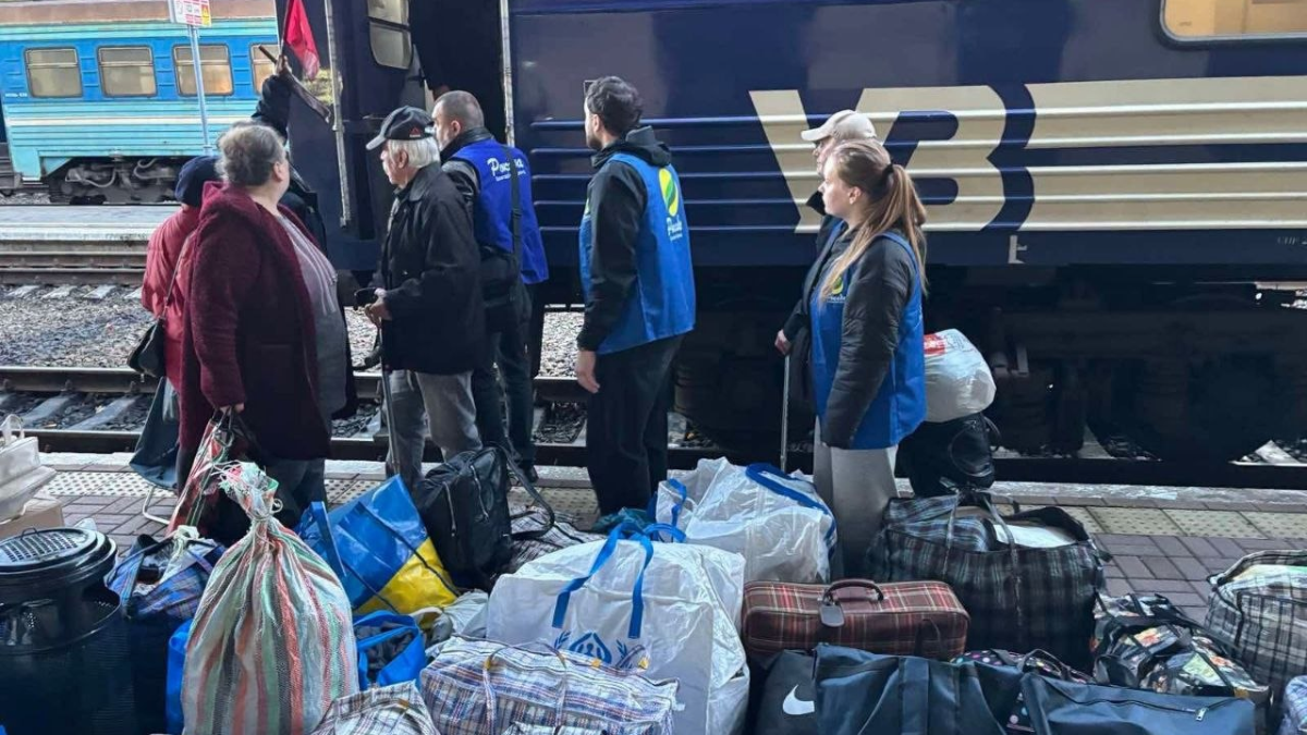 На Прикарпатті зустріли черговий евакуаційний потяг із Донецької області