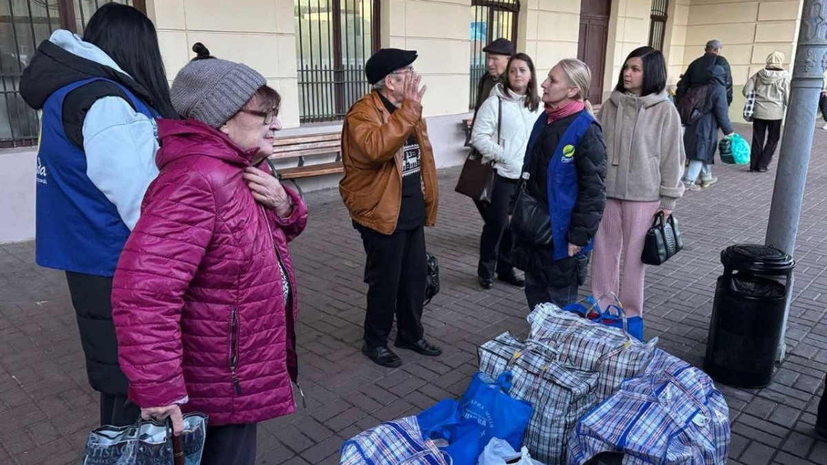 На Прикарпатті зустріли черговий евакуаційний потяг із Донецької області