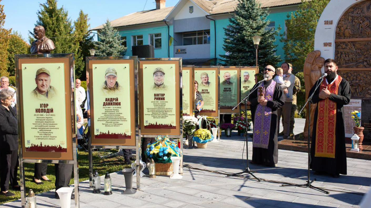 У селі Черніїв, що на Івано-Франківщині, відкрили меморіальний комплекс на честь полеглих захисників України