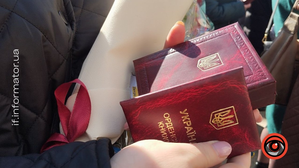 Трьох захисників із Прикарпаття відзначили посмертними нагородами та двох — відзнаками за службу