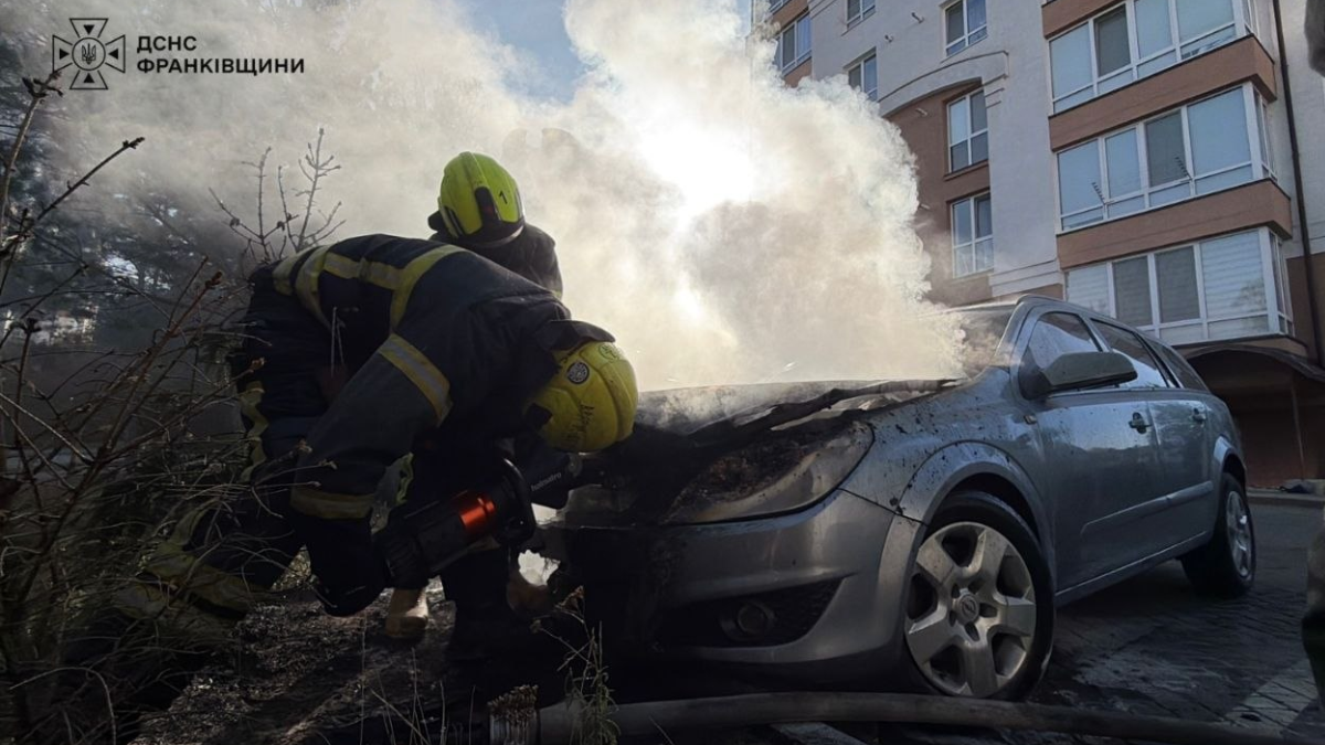 У Крихівцях на Франківщині загорівся легковик