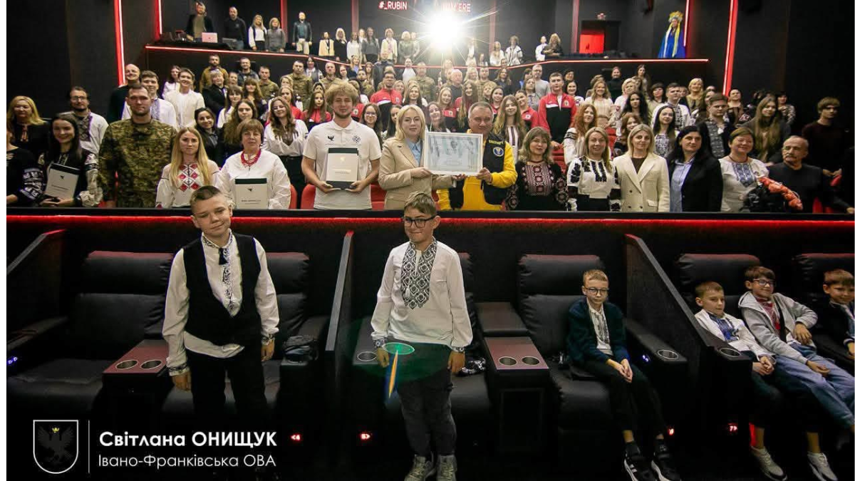 На Франківщині понад 5 тисяч людей встановили нацрекорд під час читання поеми «Каменярі»