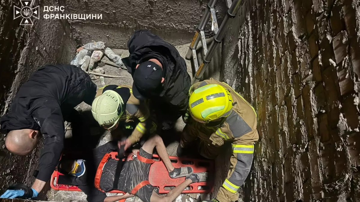 У Франківську надзвичайники витягнули чоловіка з котловану