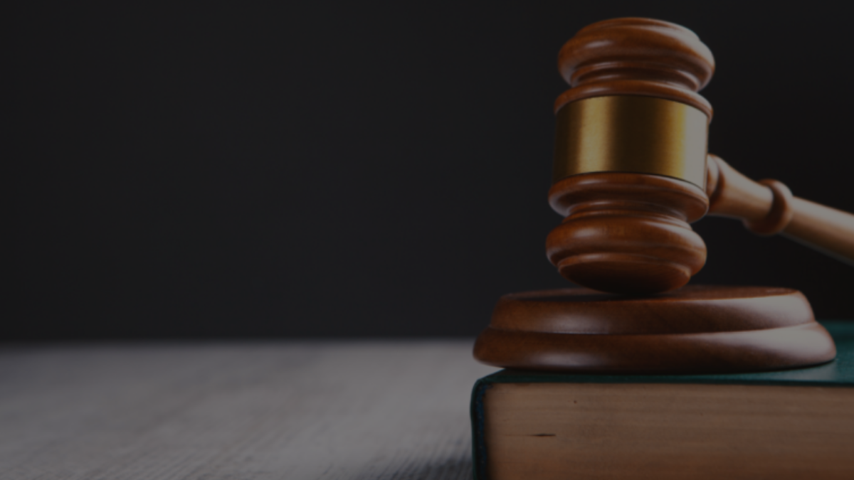 Богородчанський районний суд виніс вирок жінці, яка побила правоохоронців під час затримання її знайомого.
